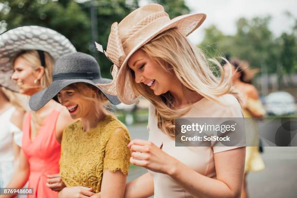 mulheres caminhando ao hipódromo - newcastle races - fotografias e filmes do acervo