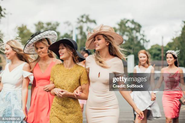 women walking to racecourse - bem vestido imagens e fotografias de stock