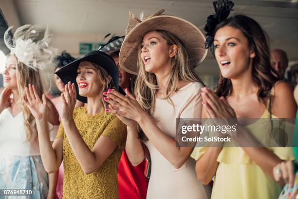 jonge vrouwen groep - derby day stockfoto's en -beelden