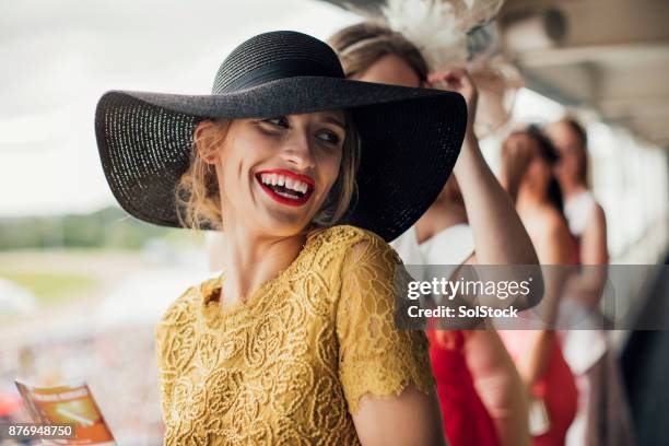 mooie vrouw die lacht - derby day stockfoto's en -beelden