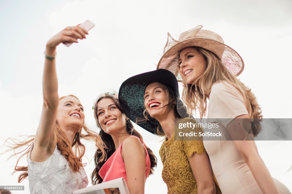 Junge Frauen, die ein Selfie