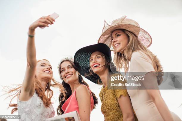 joven mujer tomando un autorretrato - fascinator fotografías e imágenes de stock