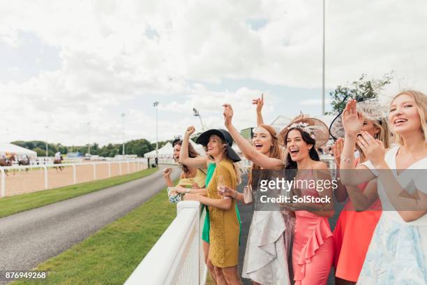 caballos de carreras en el día de las señoras - jockey fotografías e imágenes de stock