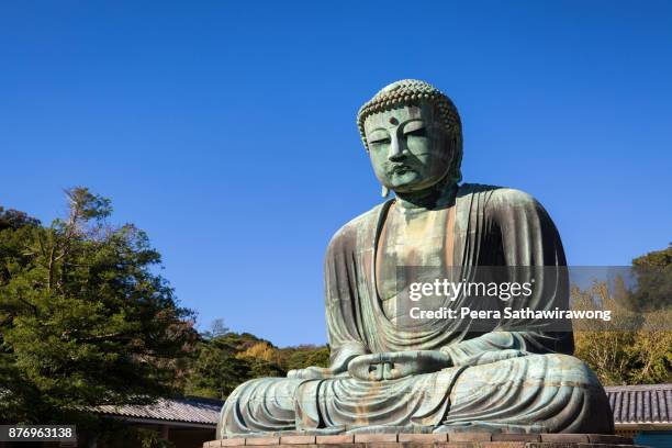 the kamakura daibutsu - großer buddha von kamakura stock-fotos und bilder