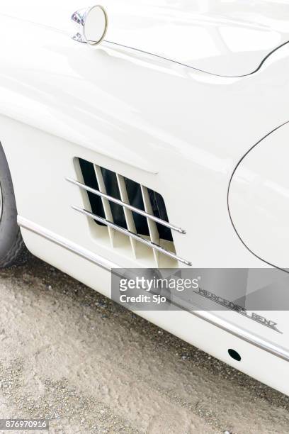 mercedes-benz 300sl flügeltürer cabrio sportwagen-klassiker - mercedes benz 300sl gullwing stock-fotos und bilder
