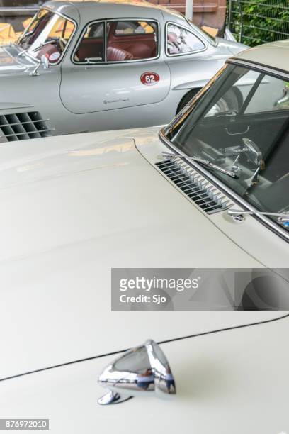mercedes-benz 300sl flügeltürer cabrio sportwagen-klassiker - mercedes benz 300sl gullwing stock-fotos und bilder