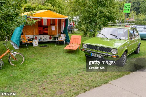 volkswagen golf mark i voiture de berline avec hayon arrière avec une caravane - car camping luggage photos et images de collection