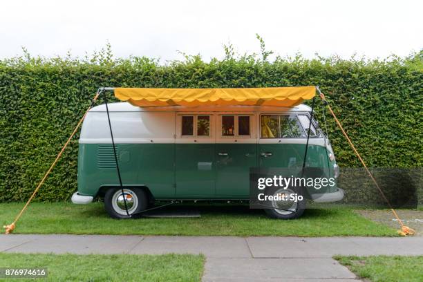 camping-car volkswagen type 2 (t1) transporter kombi ou microbus - rhénanie du nord westphalie photos et images de collection