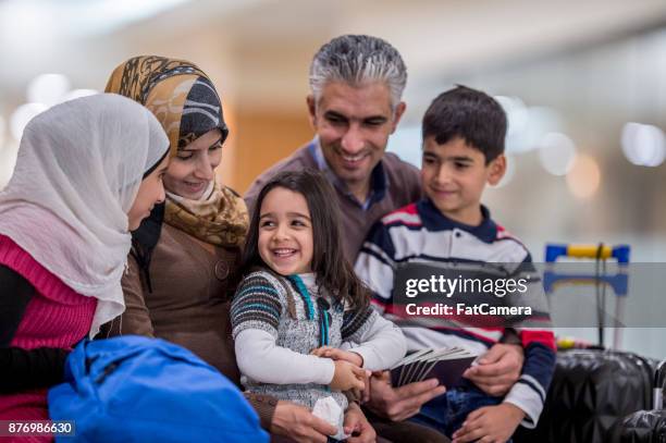 famiglia immigrata felice - immigrato foto e immagini stock