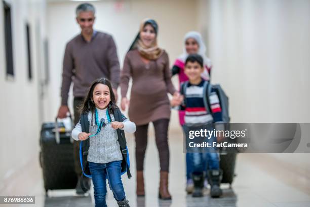 führt die familie - migration stock-fotos und bilder