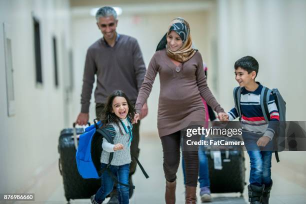 caminando a una casa nueva - family politics fotografías e imágenes de stock