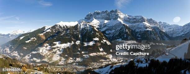 dents du midi overlooking champery in switzerland - dents du midi stockfoto's en -beelden