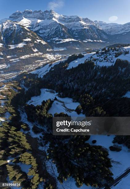 dents du midi overlooking champery in switzerland - dents du midi stockfoto's en -beelden