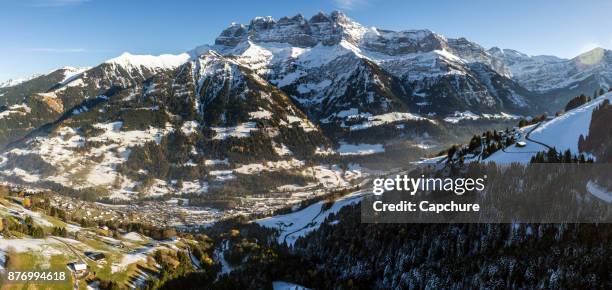 dents du midi overlooking champery in switzerland - dents du midi stock-fotos und bilder