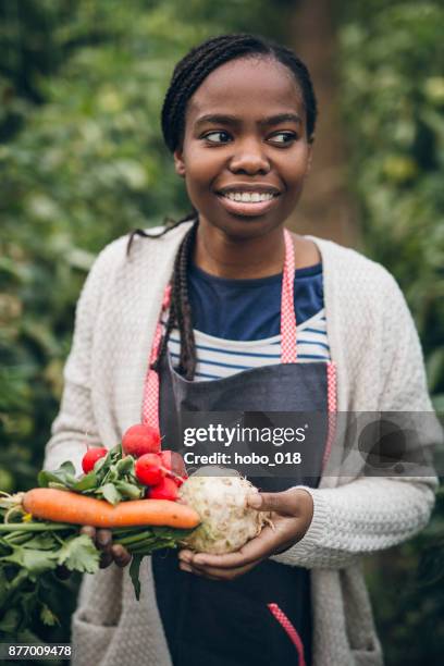 landwirt frau frisches bio-gemüse in ihren händen hält - carrot harvest black and white stock-fotos und bilder