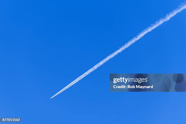 plane on the blue sky - editor imagens e fotografias de stock