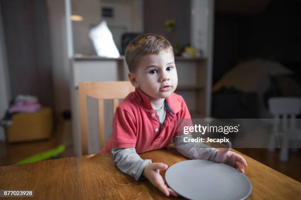 niño pequeño esperando su cena - hambre fotografías e imágenes de stock