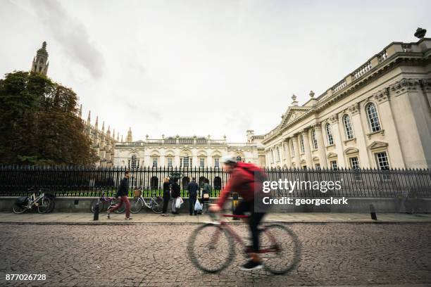 fietsen in cambridge, engeland - cambridge engeland stockfoto's en -beelden