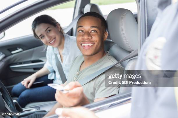 jonge man probeert om uit snelheidsovertredingen ticket - highway patrol stockfoto's en -beelden