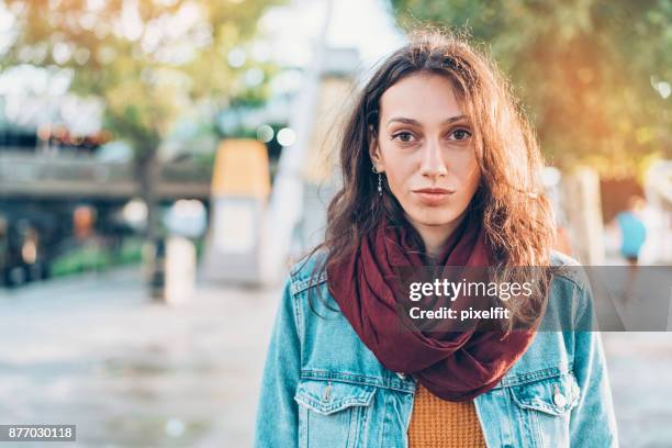 portret van een serieuze vrouw op straat - smart cities stockfoto's en -beelden