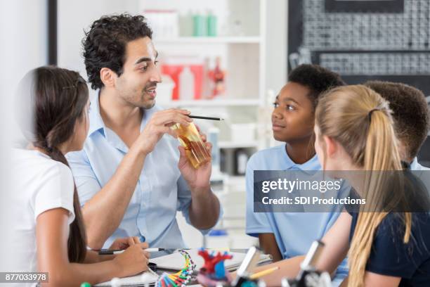 interesse middelbare scholieren in de biologie klas - teachers education uniform stockfoto's en -beelden