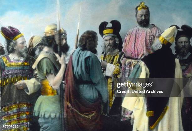 High Priest, people and soldiers appear with Jesus before the house of Pilate in the early morning. This recognizes at first glance, the innocence of...