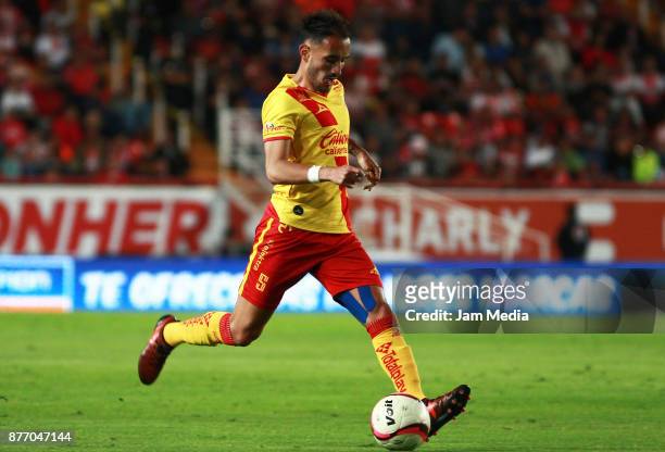 Carlos Guzman of Morelia drives the ball during the 17nd round match between Necaxa and Morelia as part of the Torneo Apertura 2017 Liga MX at...