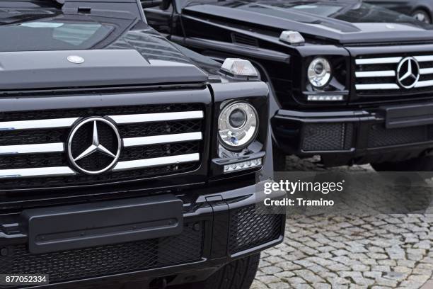 mercedes-benz g500 voertuigen geparkeerd in een rij - mercedes benz merknaam stockfoto's en -beelden