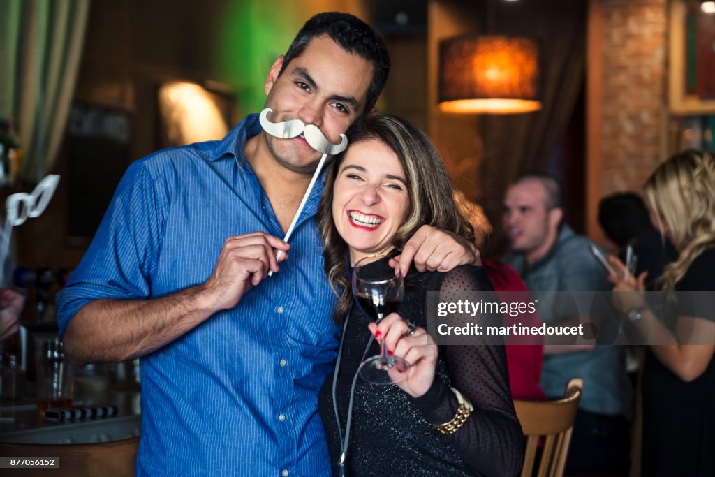 Freunde und Kollegen Fotoautomat auf einer Party in einer Bar.