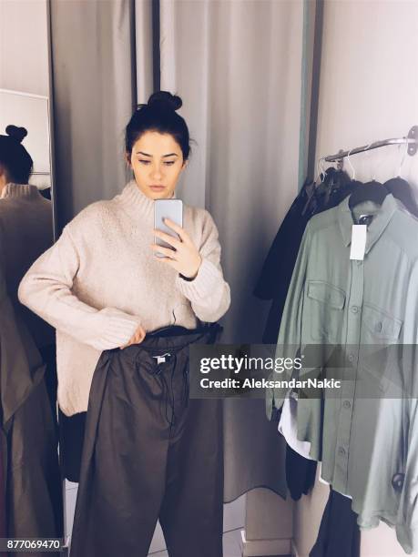 fotografera i ett provrum samtidigt som man försöker kläder - omklädningsrum bildbanksfoton och bilder