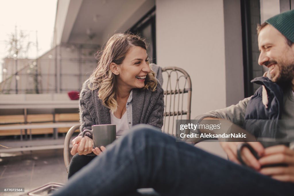 Cita romántica en nuestro jardín en la azotea