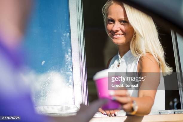 secretaria femenina caffe autocinema - drive through fotografías e imágenes de stock