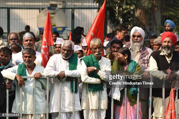 Farmers from across the country holding a demonstration in support of their various long pending demands at Jantar Mantar on November 21, 2017 in New...