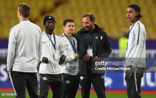 Naby Keita of RB Leipzig and team mates inspects the pitch prior to the UEFA Champions League group G match between AS Monaco and RB Leipzig at Stade...