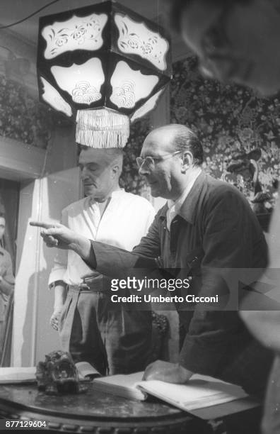 Italian film director Roberto Rossellini with Vittorio De Sica during the movie 'General della Rovere' 1959. Rossellini talks and directs the actors.