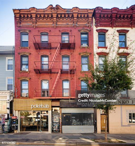 williamsburg brooklyn appartementsgebouwen met straat niveau restaurants en winkels - williamsburg brooklyn stockfoto's en -beelden