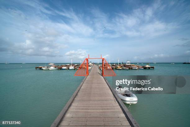 fishing boat in the fishing pier of palm beach. aruba - palm beach aruba stockfoto's en -beelden