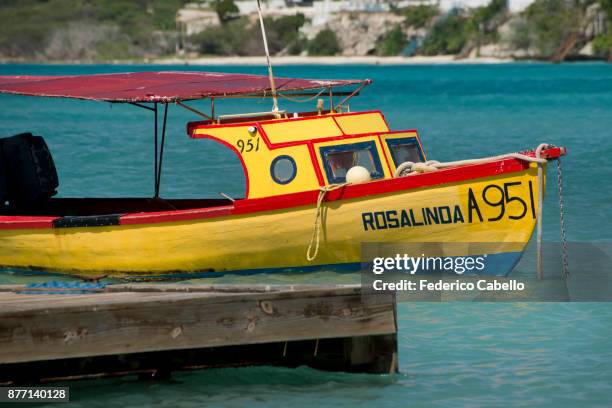 fishing boat in the fishing pier of palm beach. aruba - palm beach aruba stockfoto's en -beelden