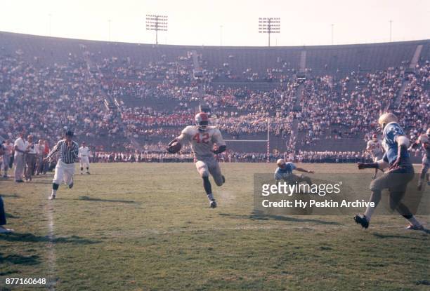 Paul Warfield of the Ohio State Buckeyes runs with the ball during an NCAA game against the UCLA Bruins on October 6, 1962 at the Los Angeles...