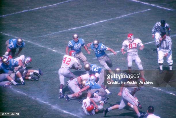 Paul Warfield of the Ohio State Buckeyes runs with the ball during an NCAA game against the UCLA Bruins on October 6, 1962 at the Los Angeles...