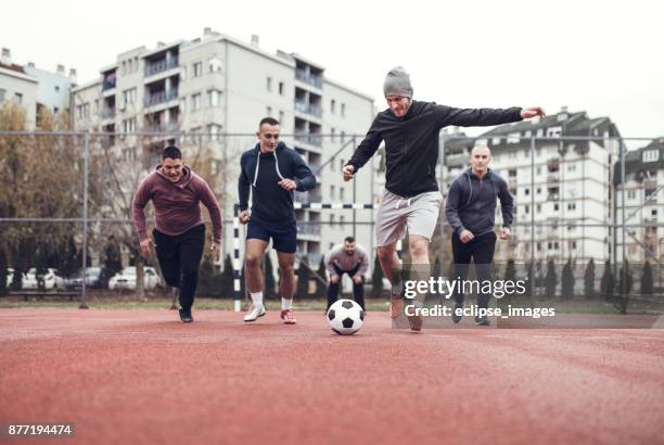 el líder del equipo - vintage football team fotografías e imágenes de stock