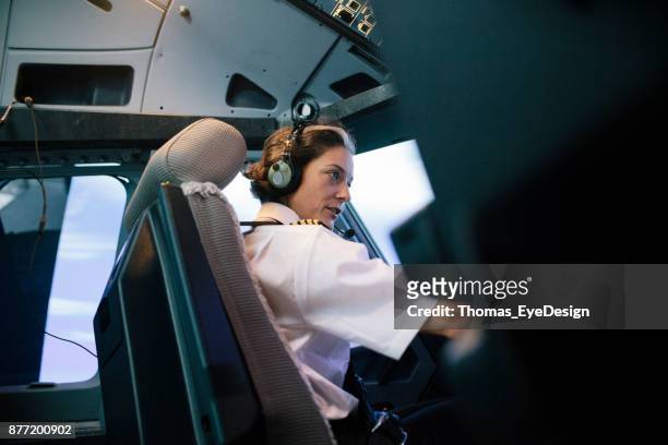 fluglehrer im simulator cockpit betrieb flugzeug sitzen - team captain stock-fotos und bilder