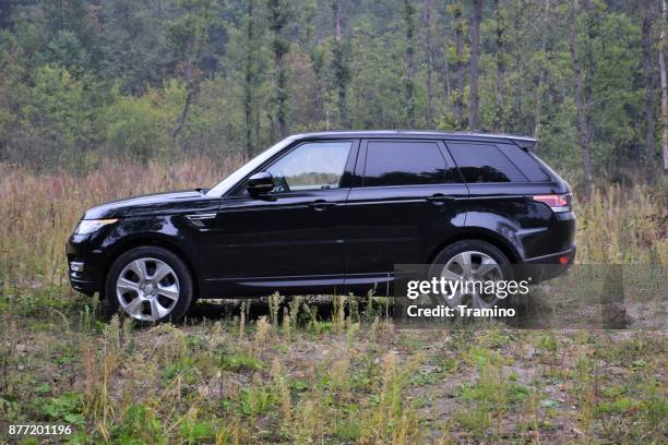 range rover sport hse hybrid auf dem rasen - range rover stock-fotos und bilder