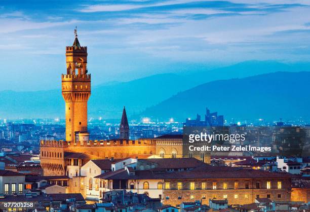 tower of palazzo vecchio in florence at dusk - palazzo vecchio photos et images de collection