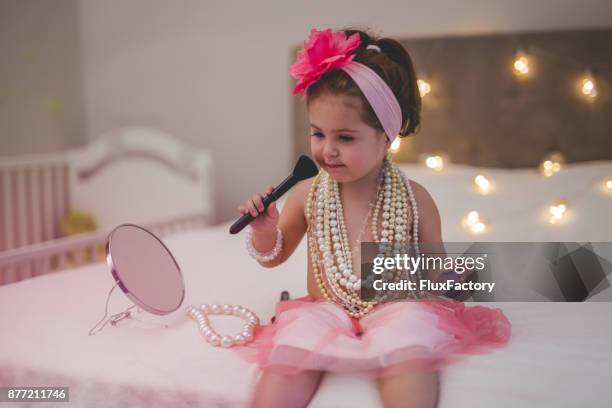 peuter is moederdag maken zetten op een gezicht - halsband stockfoto's en -beelden