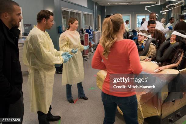 Who Lives, Who Dies, Who Tells Your Story" - After a roller coaster car falls off the track at the county fair, the doctors at Grey Sloan tend to...