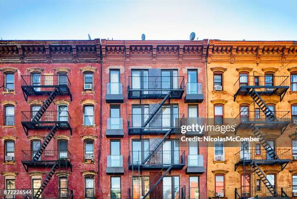 le storie principali dei colorati condomini di williamsburg con scale di fuga antincendio in acciaio - williamsburg new york foto e immagini stock