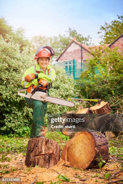 orgullosa mujer cirujano de árbol - ingeniero de montes fotografías e imágenes de stock