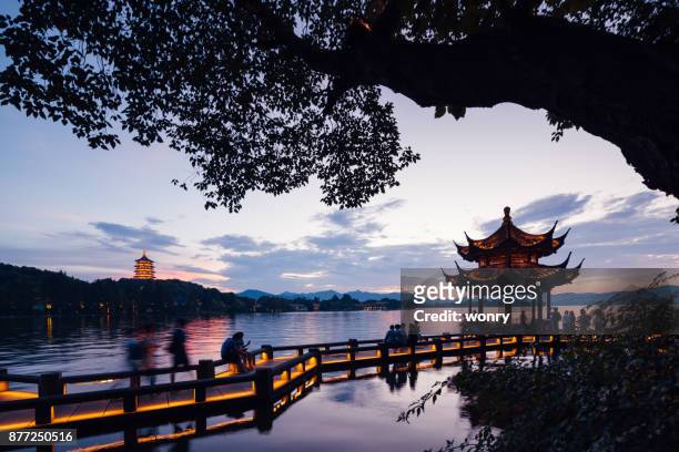 dramatic sunset at west lake, hangzhou - west lake hangzhou stock pictures, royalty-free photos & images