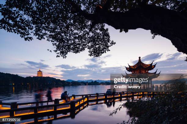 dramatisk solnedgång vid västra sjön, hangzhou - hangzhou bildbanksfoton och bilder